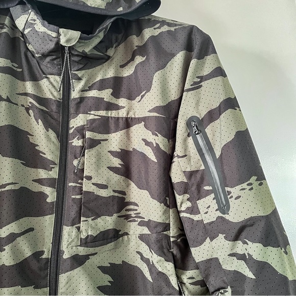 New Era | Camo Windbreaker - Picture 6 of 10